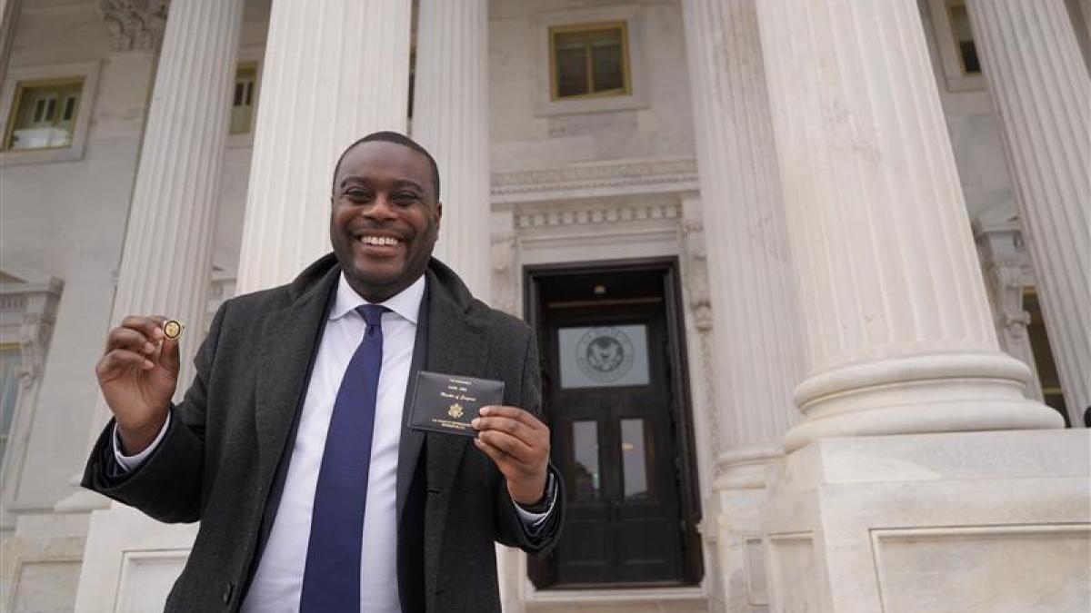 Amo Takes Oath of Office for 119th Congress