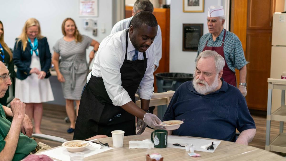 Congressman Amo serves meals to seniors